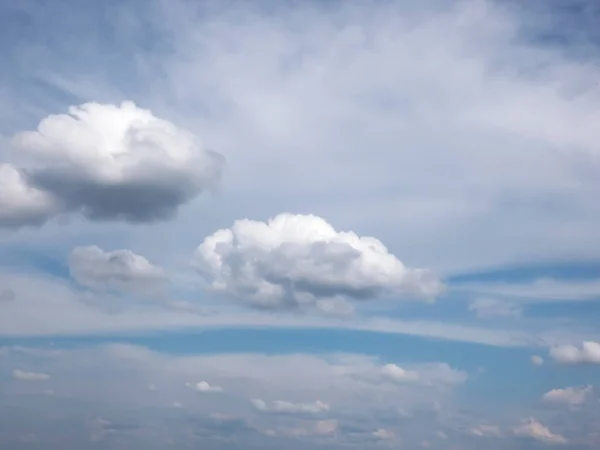 Blauwe Lucht Met Pluizige Witte Wolken — Stockfoto