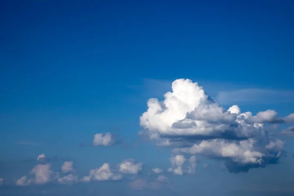 Blauer Himmel Mit Flauschig Weißen Wolken Und Freier Platz Für — Stockfoto