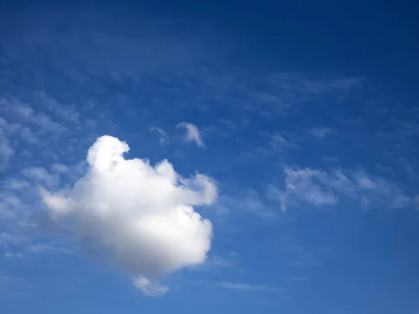 Cielo Azul Con Nube Blanca Esponjosa —  Fotos de Stock