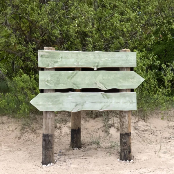 Signpost Areia Contra Fundo Vegetação Três Placas Vazias Você Pode — Fotografia de Stock
