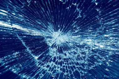 Kırık cam vitrin, yakın çekim, bir sürü çatlak, mavi ton.