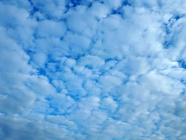 Необычные Частые Облака Светло Голубой Фон — стоковое фото