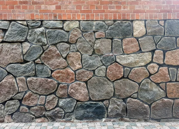 花崗岩の大きな石や赤レンガで作られた壁の質感 — ストック写真