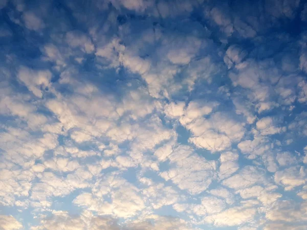 日没時の異常な頻繁な雲 — ストック写真