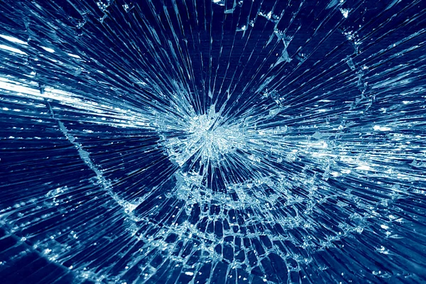 Kırık cam vitrin, yakın çekim, bir sürü çatlak, mavi ton.