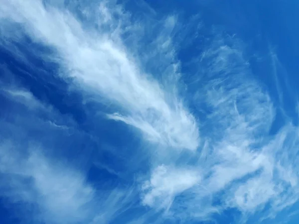 Błękitne Niebo Puszystymi Białymi Chmurami Może Być Używany Jako Tło — Zdjęcie stockowe