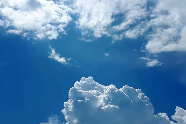 Blauwe Lucht Met Pluizige Witte Wolken Verlicht Door Zonnestralen — Stockfoto