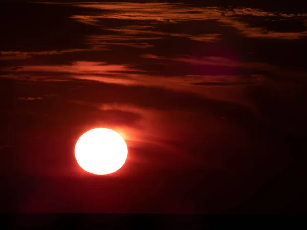 Rode Zonsondergang Aan Zeekust Zon Een Donkere Achtergrond Van Lucht — Stockfoto