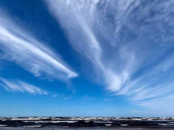 Vento Forte Céu Sobre Mar Ondas Nuvens Brancas Embaçadas — Fotografia de Stock