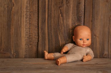 Eski bebek. Konsept: Terk edilmiş kişi. Eski bir kırık bebek kadar kapatın .
