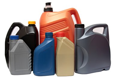 plastik şişeler beyaz zemin üzerine izole otomobil yağları