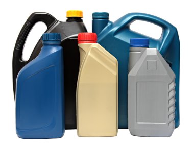 plastik şişeler beyaz zemin üzerine izole otomobil yağları