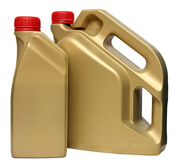 Plastic flessen van auto oliën geïsoleerd op witte achtergrond — Stockfoto