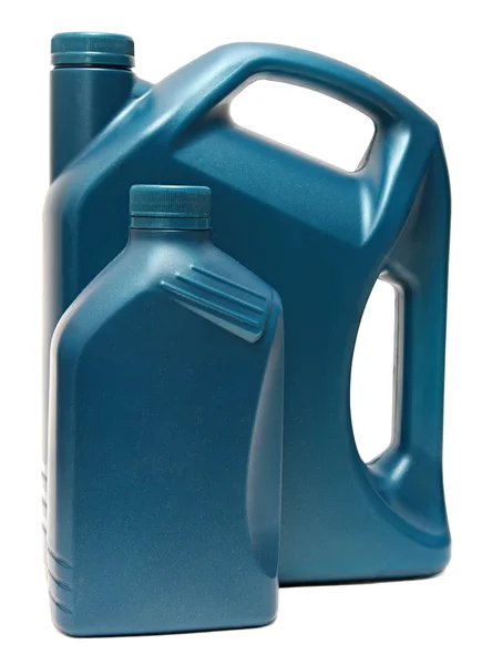 Plastikowe butelki z olejów samochodowych na białym tle — Zdjęcie stockowe