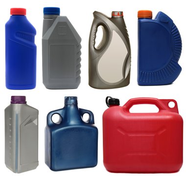 plastik şişeler beyaz zemin üzerine izole otomobil yağları