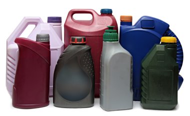 plastik şişeler beyaz zemin üzerine izole otomobil yağları