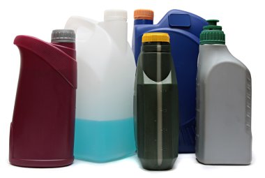 plastik şişeler beyaz zemin üzerine izole otomobil yağları