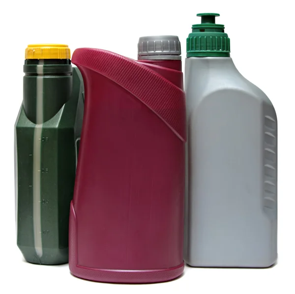 Plastové lahve od automobilových olejů izolovaných na bílém pozadí — Stock fotografie
