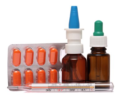 Termometre, burun damlaları, ilaç tablet soğuk. Beyaz arka plan üzerinde izole