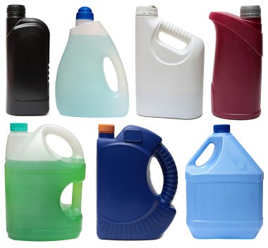 plastik şişeler beyaz zemin üzerine izole otomobil yağları