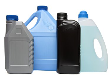 plastik şişeler beyaz zemin üzerine izole otomobil yağları
