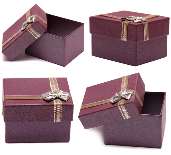 Zestaw czterech pudełka fioletowy z kokardą i wstążki na białym tle. — Zdjęcie stockowe