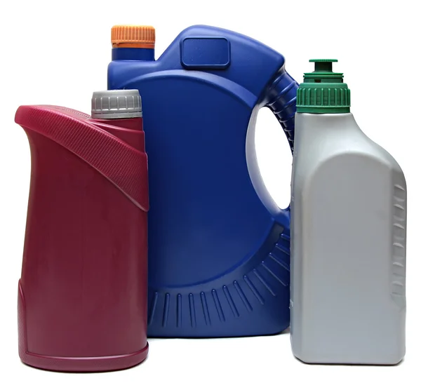 Plastik şişeler beyaz zemin üzerine izole otomobil yağları — Stok fotoğraf