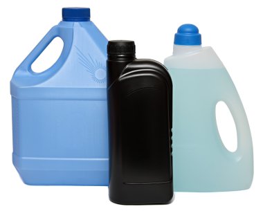 plastik şişeler beyaz zemin üzerine izole otomobil yağları