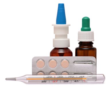 Termometre, burun damlaları, ilaç tablet soğuk. Beyaz arka plan üzerinde izole 
