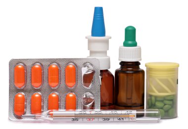 Termometre, burun damlaları, ilaç tablet soğuk. Beyaz arka plan üzerinde izole 