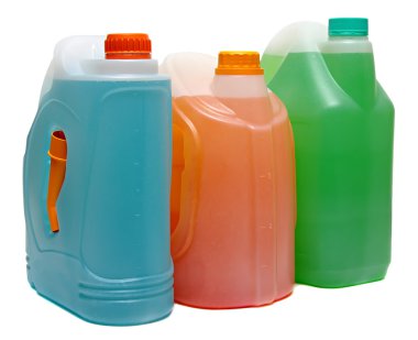 plastik şişeler beyaz zemin üzerine izole otomobil yağları
