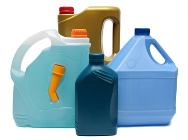 plastik şişeler beyaz zemin üzerine izole otomobil yağları