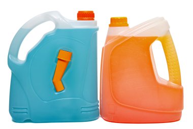 plastik şişeler beyaz zemin üzerine izole otomobil yağları