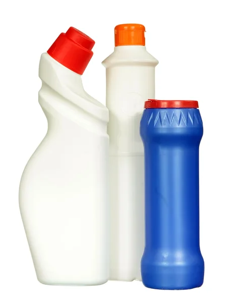 Equipos de limpieza. botellas de plástico de color con detergente aislado sobre fondo blanco  . — Foto de Stock