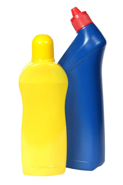 Equipos de limpieza. botellas de plástico de color con detergente aislado sobre fondo blanco  . —  Fotos de Stock