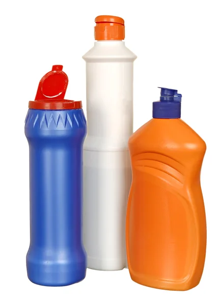 Equipos de limpieza. botellas de plástico de color con detergente aislado sobre fondo blanco  . — Foto de Stock