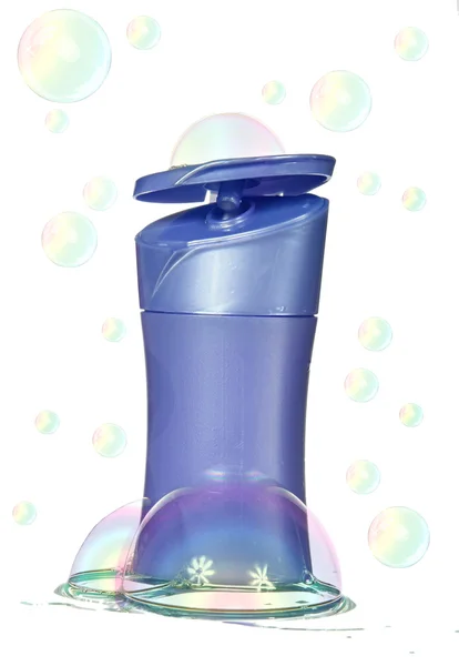 Garrafa de plástico ilac com shampoo, sabonetes e bolhas de sabão no fundo branco — Fotografia de Stock