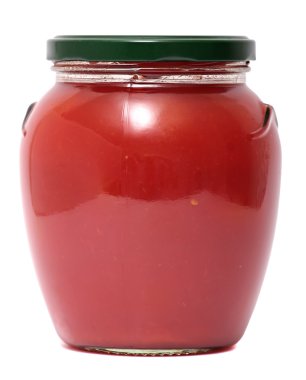 Cam kavanoz turşu, domates, kendi suyu. Beyaz arka plan üzerinde izole.