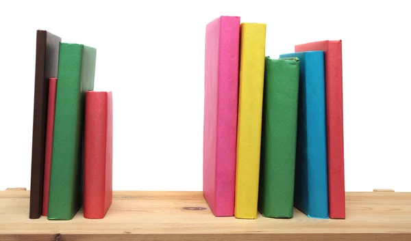 Knihy na dřevěné police close-up izolované bílém pozadí. Popisky, prázdné páteře. — Stock fotografie