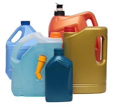 plastik şişeler beyaz zemin üzerine izole otomobil yağları