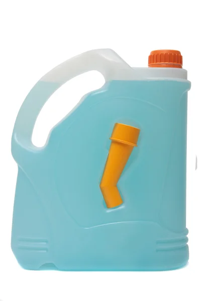 Plastic flessen van auto oliën geïsoleerd op witte achtergrond — Stockfoto