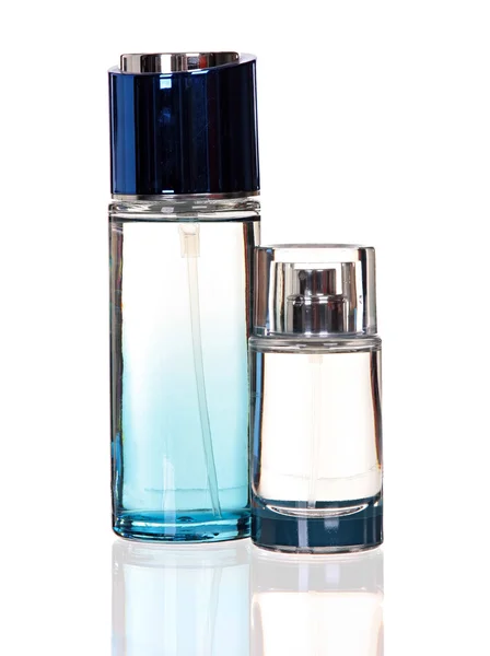 Frascos de vidrio de perfume aislado sobre fondo blanco. Estudio de fotografía . —  Fotos de Stock