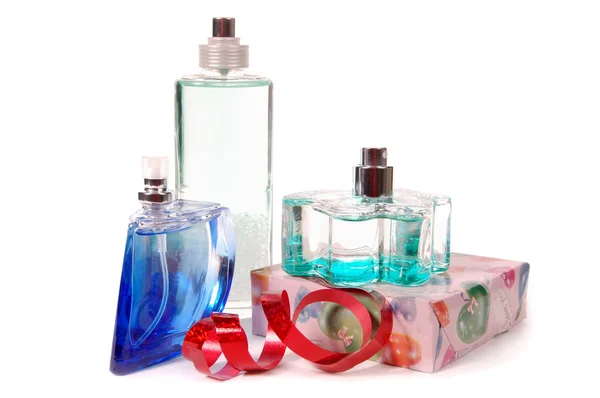 Glazen flessen van parfum geïsoleerd op een witte achtergrond. Fotostudio. — Stockfoto