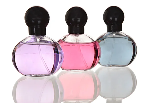 Glazen flessen van parfum geïsoleerd op een witte achtergrond. Fotostudio. — Stockfoto