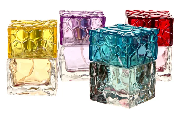 Glazen flessen van parfum geïsoleerd op een witte achtergrond. Fotostudio. — Stockfoto