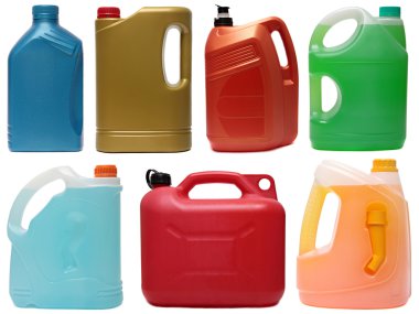 Otomobil yağlar üzerinde beyaz adam izole plastik şişeler