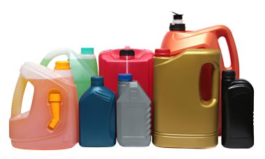 plastik şişeler beyaz zemin üzerine izole otomobil yağları