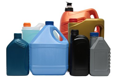 plastik şişeler beyaz zemin üzerine izole otomobil yağları
