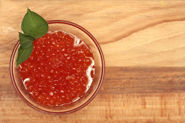 Caviar preto e vermelho em recipiente de vidro — Fotografia de Stock