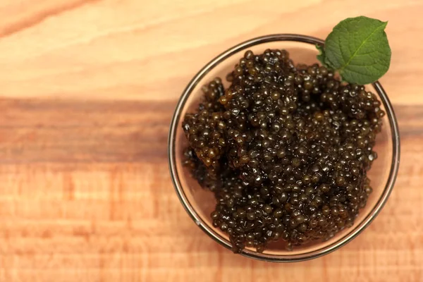 Caviar preto e vermelho em recipiente de vidro — Fotografia de Stock